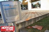 Telhas cairam de um prédio para a via pública